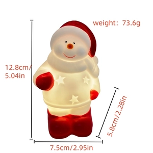 Détail de la veilleuse bonhomme de neige avec lueur chaude et étoiles découpées