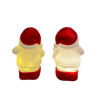 Détail de deux veilleuses Père Noël lumineuses avec un éclairage LED intérieur chaleureux