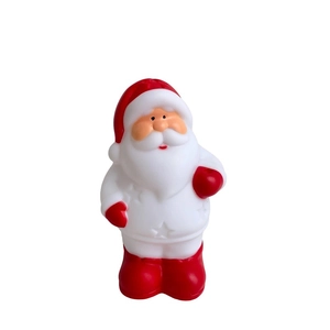 Détail de la figurine du Père Noël avec motifs d'étoiles blanches et bottes rouges