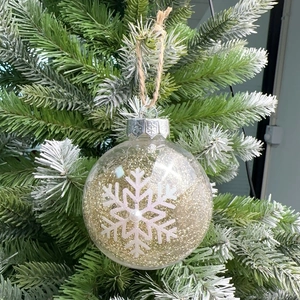Close-up of 8cm gold sequin Christmas ball with snowflake pattern and jute rope