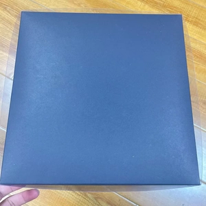 Détail d'un coffret cadeau bleu marine pour boules de Noël avec couvercle transparent