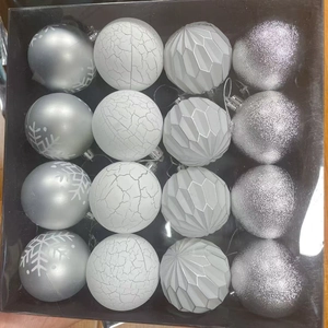Lot de 16 boules de Noël argent et blanc avec motifs de flocons et textures variés