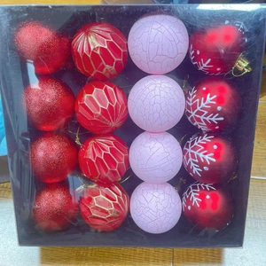 Détail de 16 boules de Noël avec motifs de flocons rouges et paillettes en boîte transparente