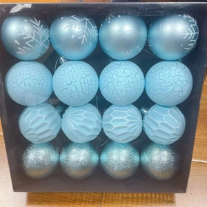Détail de 16 boules de Noël bleu clair aux finitions givrées, pailletées et à facettes
