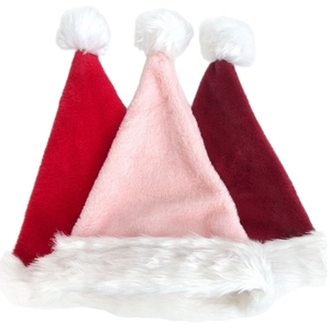 Dreifarbiges Plüsch-Weihnachtsmützen-Set in Rot, Rosa und Burgund mit Kunstpelz und Bommeln