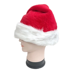 Detail der roten Plüsch-Weihnachtsmütze mit flauschigem weißem Webpelzrand am Modell