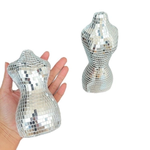 Gros plan de sculptures de buste féminin disco argenté brillant tenues à la main