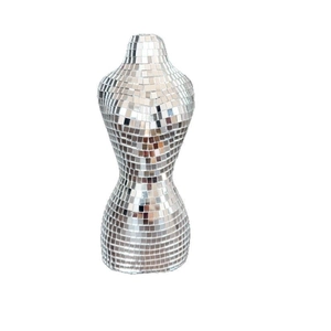 Gros plan d'une sculpture de torse de femme disco avec des carreaux de miroir argentés