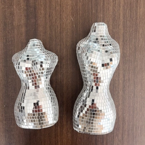 Vue de dessus de deux sculptures de buste femme disco avec carreaux de miroir argent