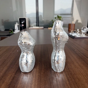 Ensemble de statuettes torses féminins en mosaïque miroir disco sur bureau en bois