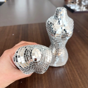 Détail de sculptures de buste de femme en verre miroir mosaïque disco argenté
