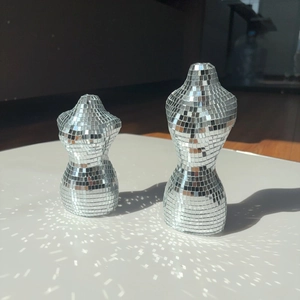 Lot de 2 sculptures de torse féminin style disco avec décoration en mosaïque miroir argentée