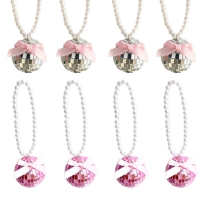 Détail de boules disco à miroir avec nœuds en satin et perles pour la décoration