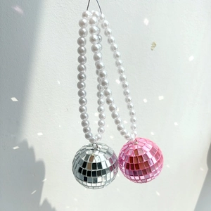 Pendentif de voiture boule disco avec sphères rose et argent et chaînes de perles