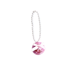 Détail d'un pendentif de voiture boule disco rose avec perles blanches et nœud satin