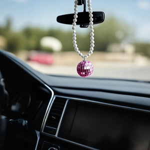 Pendentif de rétroviseur boule disco rose avec chaîne en perles blanches et reflets