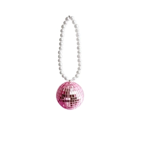 Vue détaillée du pendentif boule disco rose avec chaîne de perles d'imitation blanches