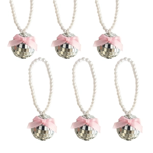 Ensemble détaillé de boules disco miroir avec nœuds roses et perles élégantes