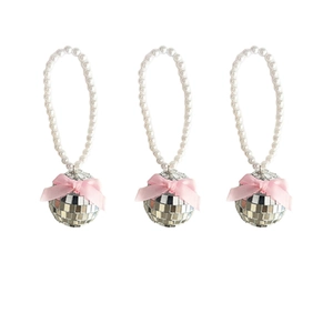 Détail de pendentifs boules disco à miroir avec nœuds roses et perles fantaisie