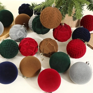 Detailansicht beflockter Weihnachtsbaumkugeln mit geometrischen und Blatttexturen