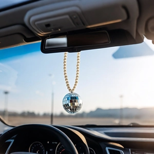 Pendentif de rétroviseur avec perles blanches et breloque boule disco argentée