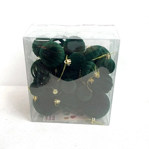 Details von dunkelgrünen Samt-Weihnachtskugeln mit goldener Schnur in einer Klarsichtbox