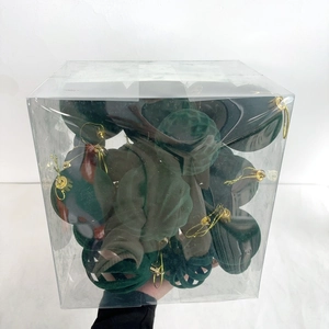 Detail von 36-teiligen waldgrünen und braunen beflockten Weihnachtskugeln in Verpackung