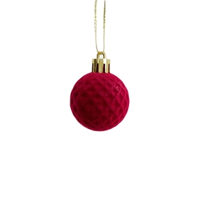 Detailaufnahme der roten Weihnachtskugel mit Samtstruktur und Rautenmuster-Gewebe