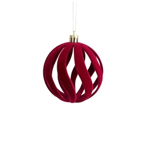 Detail einer weinroten Weihnachtskugel aus Samt mit Spiral-Ausschnitt und Goldkappe