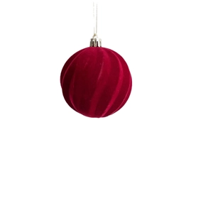 Detailansicht der roten Samt-Weihnachtskugel mit Spiralmuster und Silberverschluss