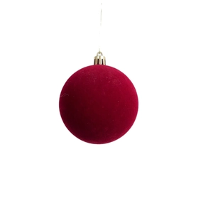Detailaufnahme der dunkelroten Weihnachtskugel aus Samt mit goldener Kappe und feiner Schnur