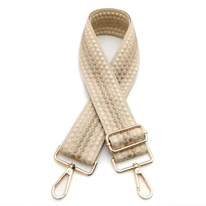 Dettaglio della tracolla champagne larga 5cm con ganci in metallo dorato lucido