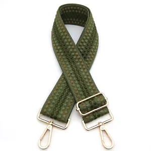 Dettaglio tracolla jacquard verde militare da 5cm con ganci e fibbie in metallo dorato