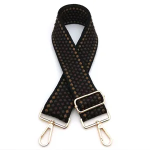 Dettaglio della tracolla per borsa a pois da 5cm con ganci in metallo dorato