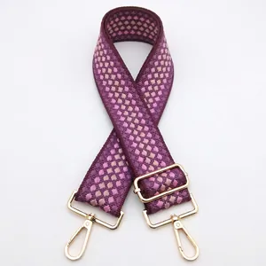Dettaglio della tracolla intrecciata viola da 5cm con ganci in metallo dorato