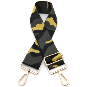 Bandoulière camouflage réglable avec mousquetons dorés et tissu haute densité résistant