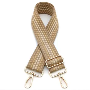 Dettaglio tracolla beige a pois larga 5 cm con moschettoni in metallo dorato