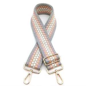 Dettaglio tracolla regolabile larga 5cm con motivo geometrico grigio rosa e viola