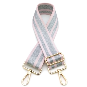 Dettaglio della tracolla larga rosa e argento glitterata con ganci in metallo dorato