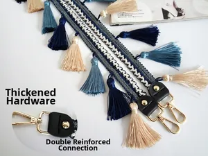 Detail eines gewebten Boheme-Taschenriemens mit bunten Quasten und goldener Hardware