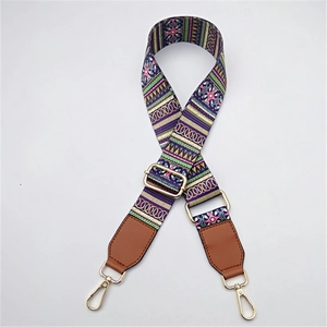 Détail de la sangle tissée ethnique avec embouts en cuir marron et crochets dorés
