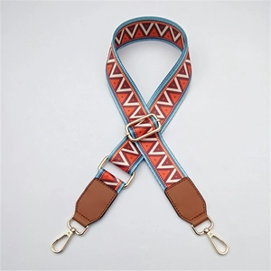 Détail de la bandoulière réglable style ethnique avec motifs géométriques colorés
