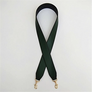 Dettaglio della tracolla larga in PU verde scuro con ganci metallici dorati
