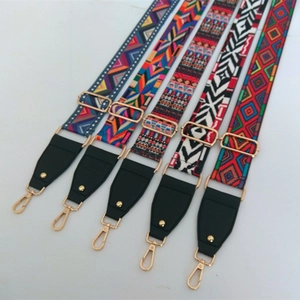 Détail de bandoulières bohèmes tissées avec boucles dorées et attaches en cuir noir