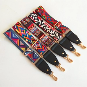 Bandoulière brodée bohème ajustable avec boucles dorées et motifs géométriques