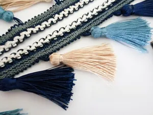 Gros plan d'une bandoulière ethnique tissée avec des glands colorés et des broderies