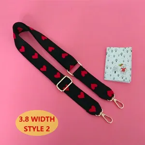 Bandoulière réglable de 3.8cm avec broderie cœurs rouges et crochets dorés