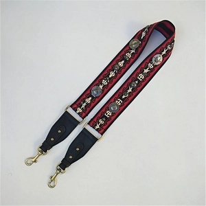 Dettaglio della tracolla etnica jacquard con rivetti argentati e gancio in ottone retro