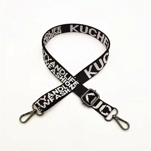 Bandoulière réglable en tissu noir avec inscription jacquard blanche et boucles en métal