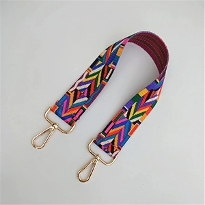 Details des verdickten Taschenriemens mit buntem geometrischem Muster und goldener Schnalle